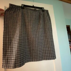 Checker patterned navy and white pencil skirt